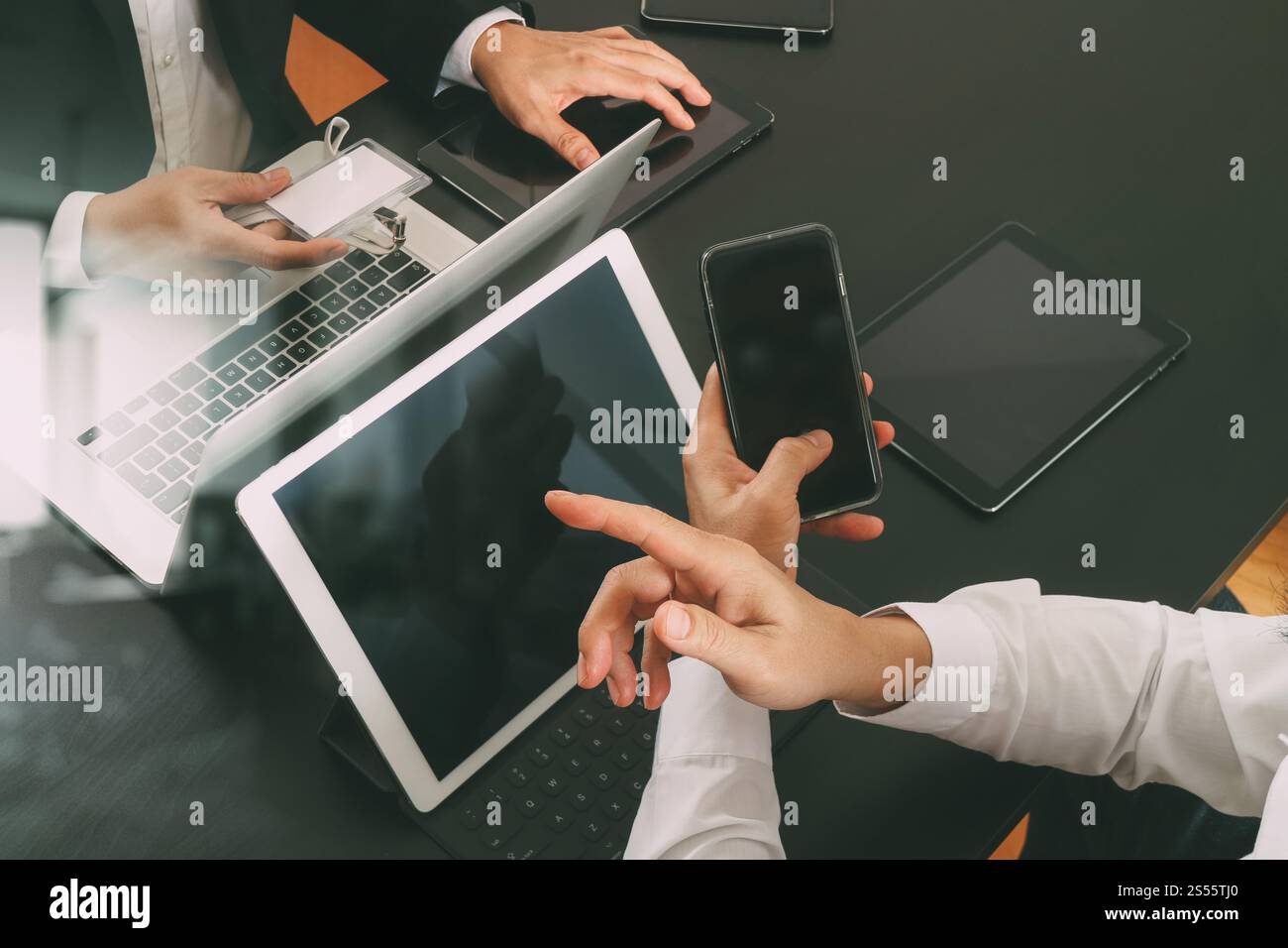 Teambesprechung Arbeitskonzept Co, Geschäftsmann mit Smartphone und digitale Tablet und Laptop Computer und Name-Tag in modernen Büros Stockfoto
