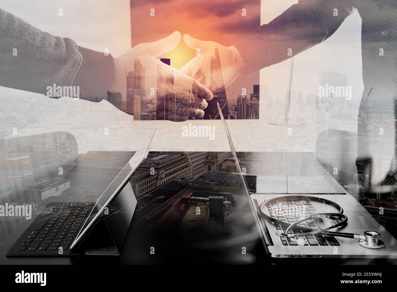 Ärzte und medizinisches Konzept, Arzt und Patient Händeschütteln in modernen Büro im Krankenhaus Stockfoto