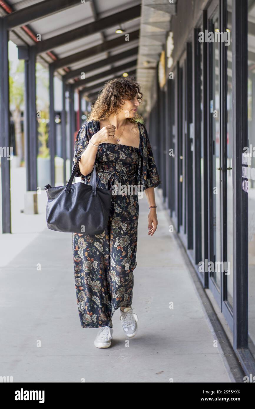 Schicke Frau, die die neuesten Trends beim Schaufensterbummel erkundet Stockfoto