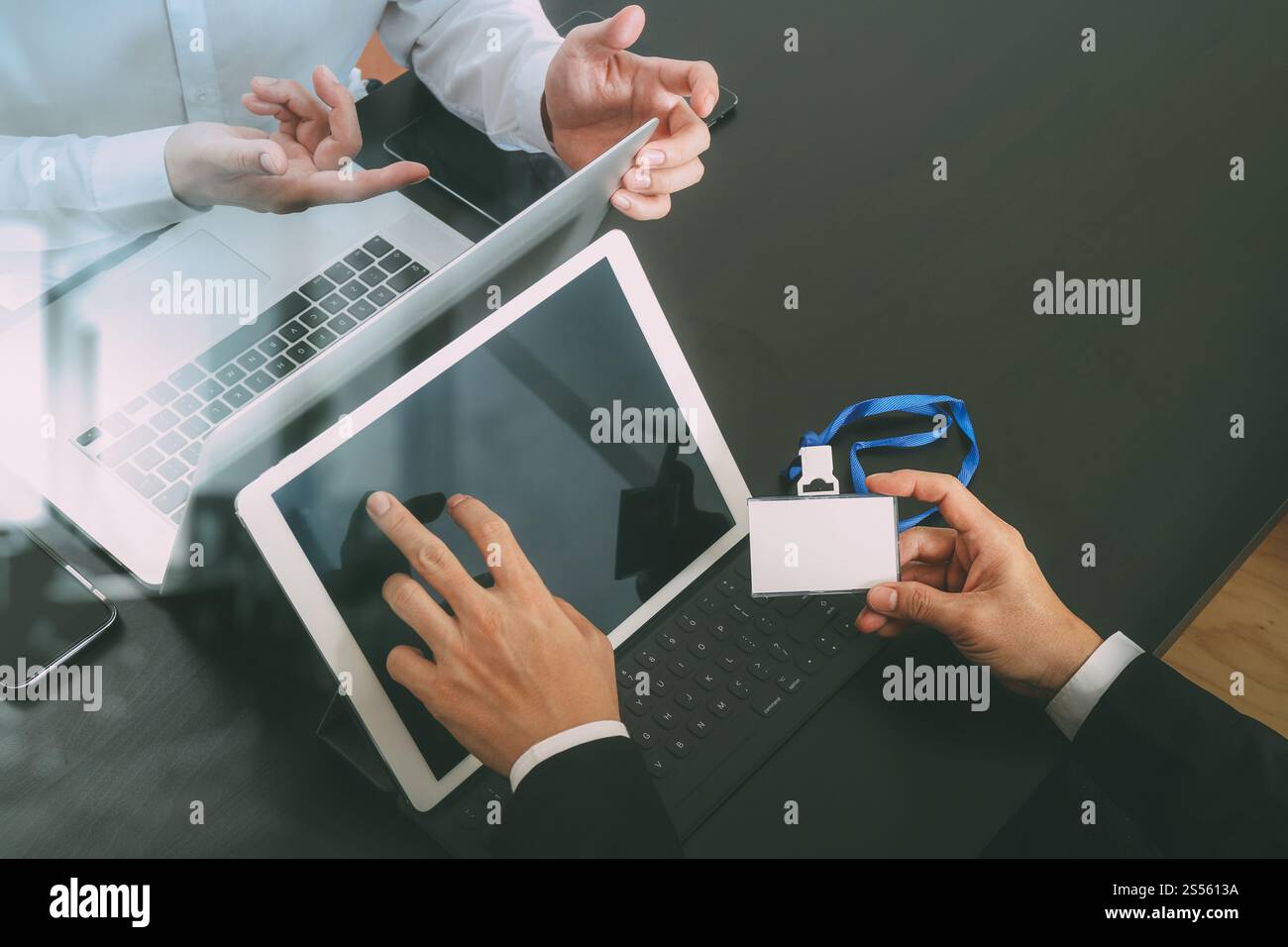 Teambesprechung Arbeitskonzept Co, Geschäftsmann mit Smartphone und digitale Tablet und Laptop Computer und Name-Tag in modernen Büros Stockfoto