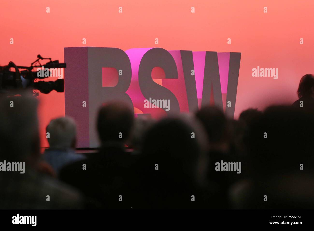 Bonn, NRW, Deutschland, 12.01.2025: World Conference Center Bonn: 2. Bundesparteitag des Bündnis Sahra Wagenknecht: BSW-Logo *** Bonn, NRW, Deutschland, 12 01 2025 Weltkonferenz Bonn 2 Bundesparteikonferenz der Allianz Sahra Wagenknecht BSW Logo Copyright: XdtsxNachrichtenagenturx dts 55807 Stockfoto