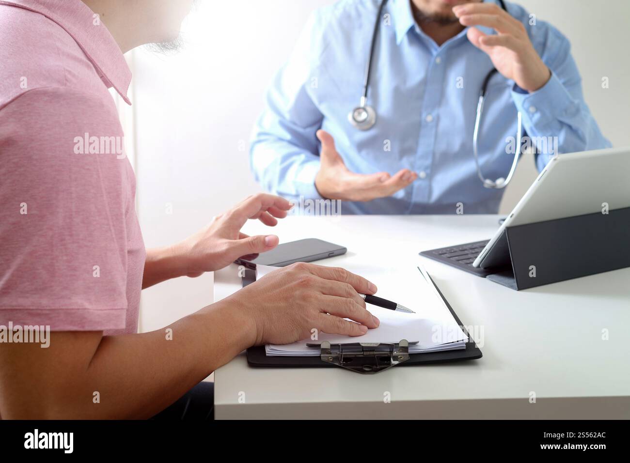 Doktor der Medizin mit Handy und consulting Geschäftsmann Patienten mit Examen als Krankenhaus-Professionalität-Konzept Stockfoto