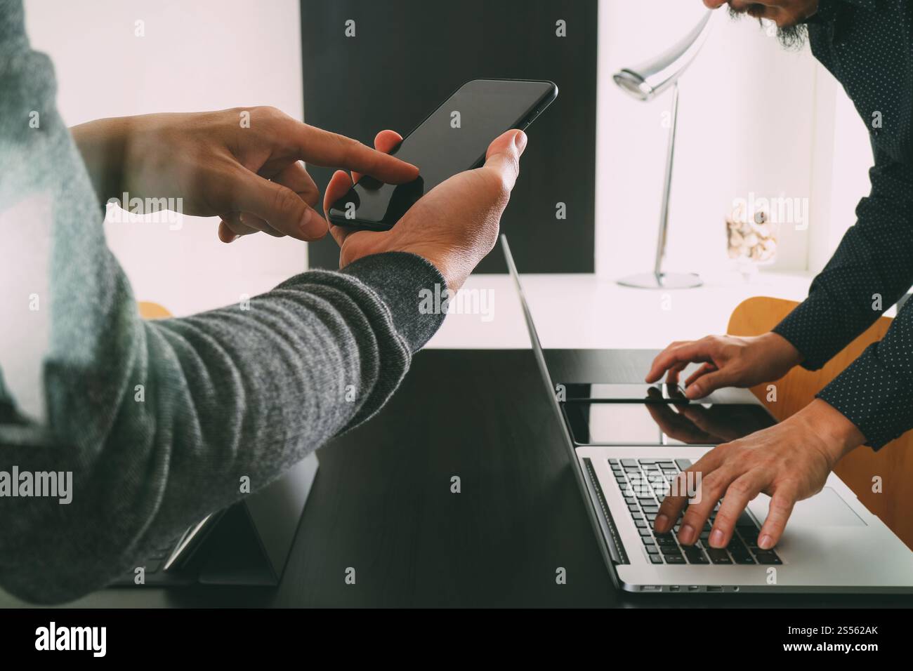 Ärzte und medizinisches Konzept, Arzt und Patient Händeschütteln in modernen Büro im Krankenhaus Stockfoto