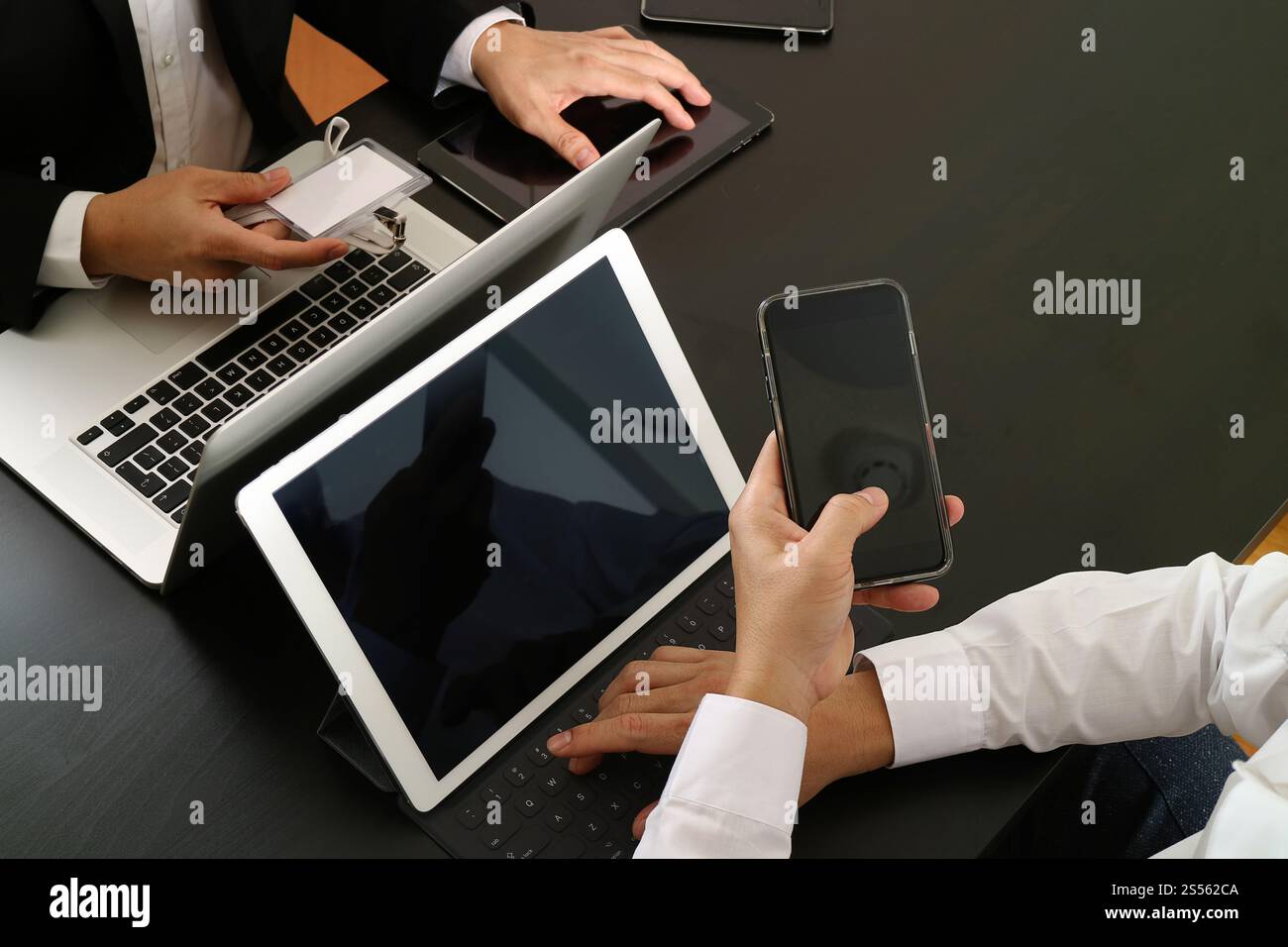 Teambesprechung Arbeitskonzept Co, Geschäftsmann mit Smartphone und digitale Tablet und Laptop Computer und Name-Tag in modernen Büros Stockfoto