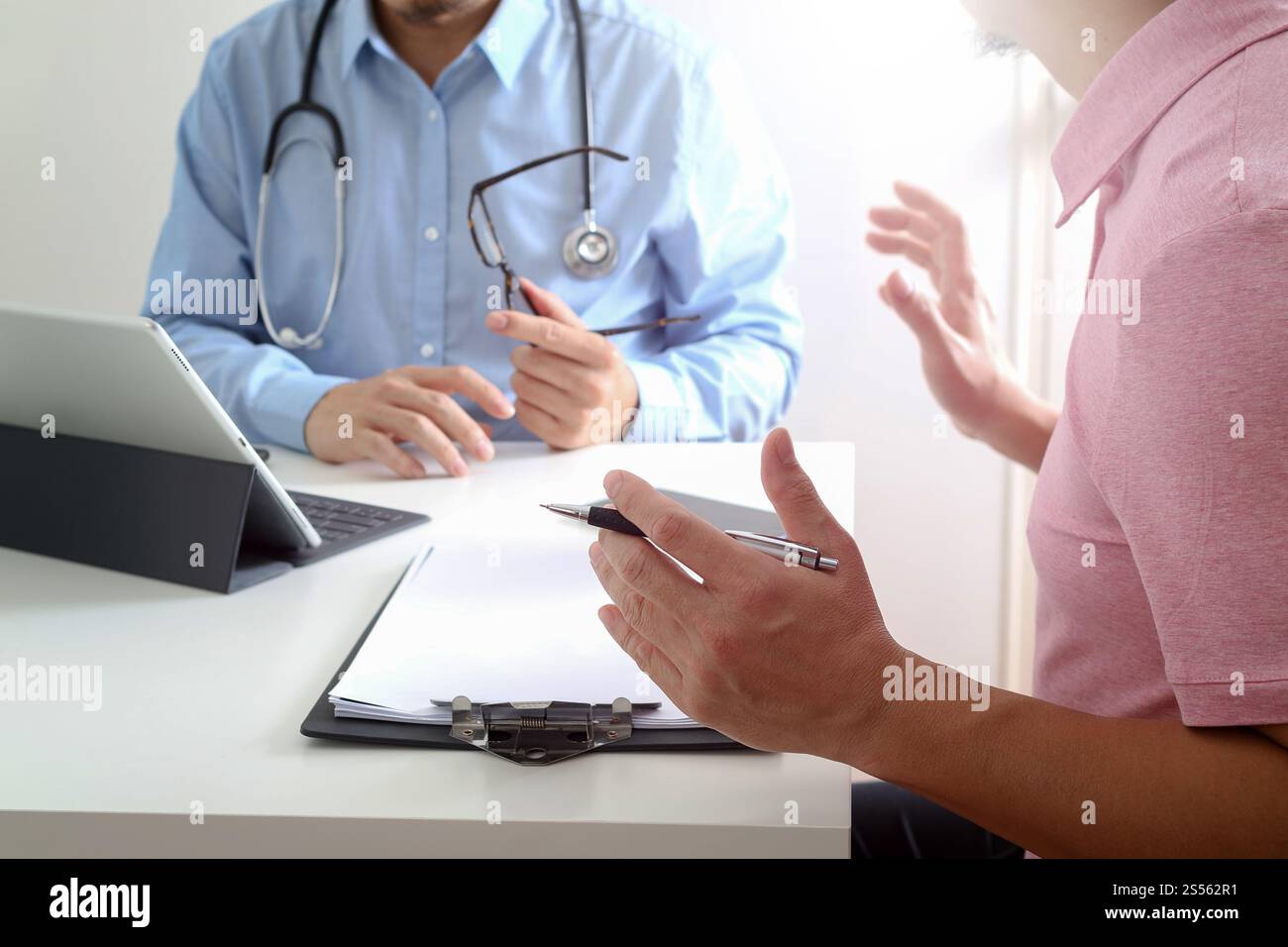 Doktor der Medizin mit Handy und consulting Geschäftsmann Patienten mit Examen als Krankenhaus-Professionalität-Konzept Stockfoto