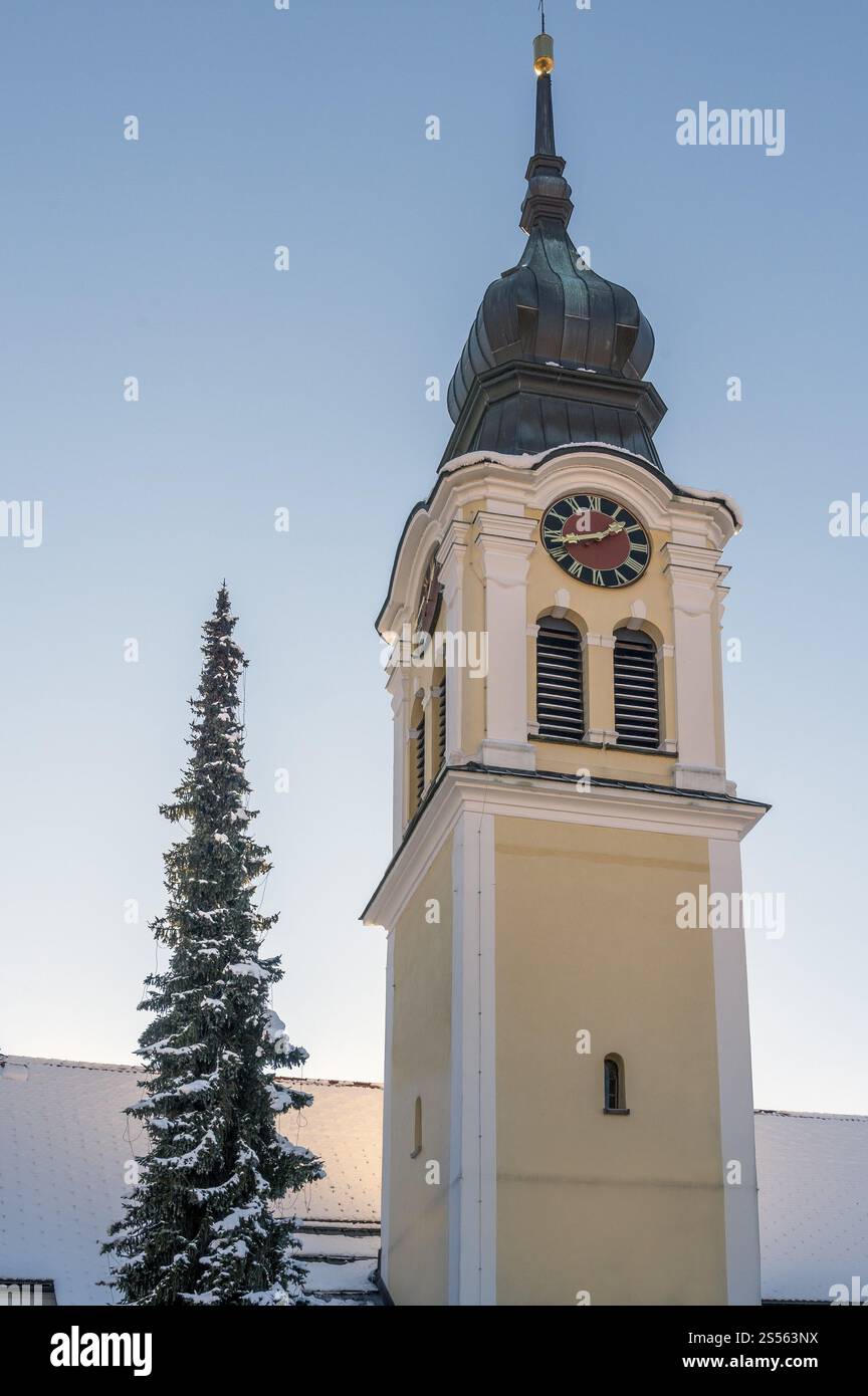 Pfarrkirche St. Michael mit Zwiebelkuppel und Uhr, Sonthofen, Allgäu, Bayern, Deutschland, Europa Stockfoto