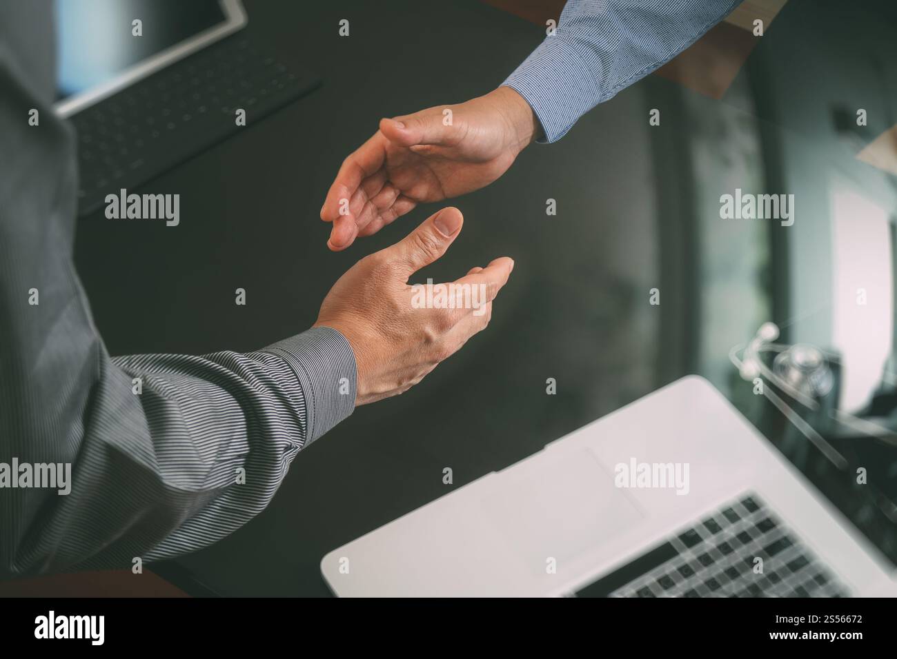 Ärzte und medizinisches Konzept, Arzt und Patient Händeschütteln in modernen Büro im Krankenhaus Stockfoto