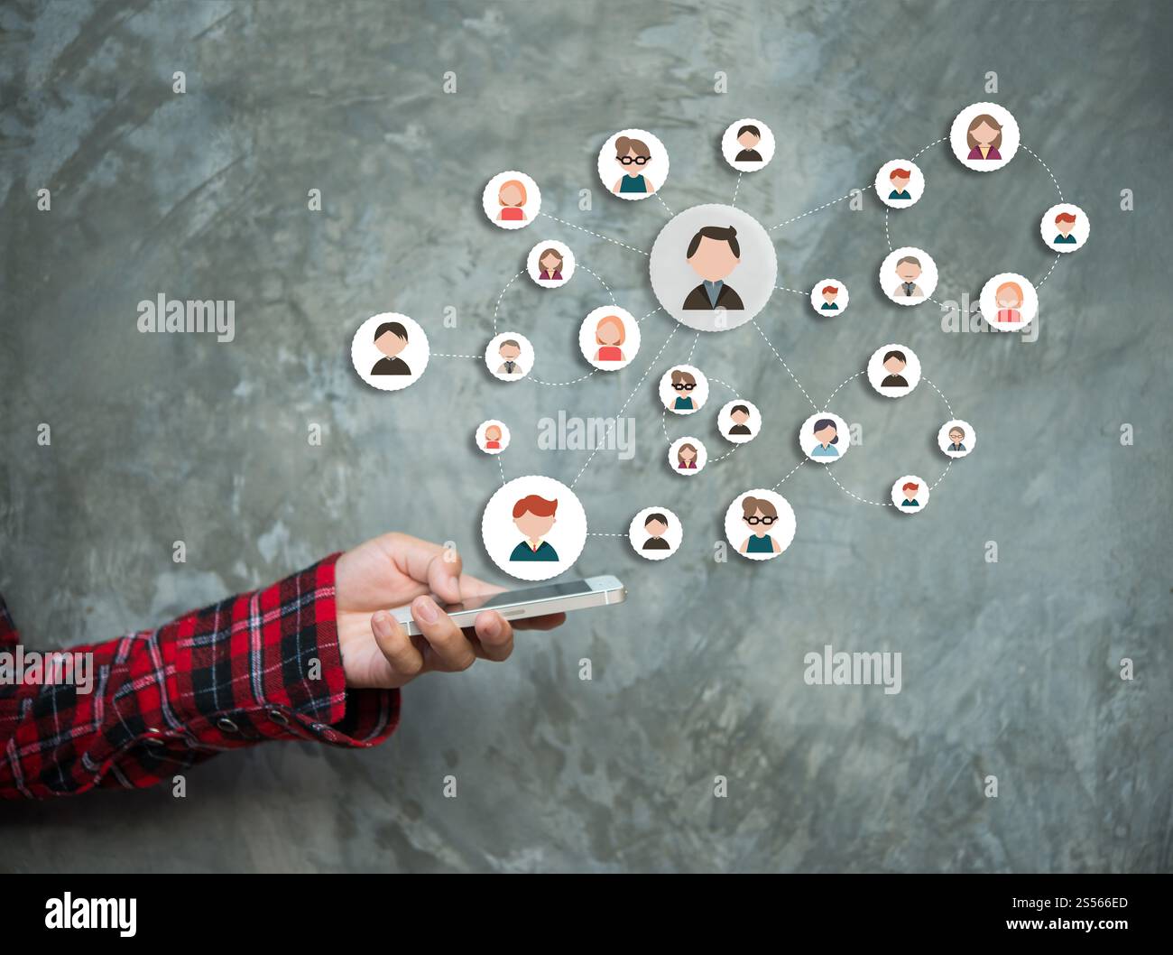Frauen geben Telefonkreise und integrieren Menschen, die flache Symbole kommunizieren. Kommunikationstechnologie-Konzept. Stockfoto