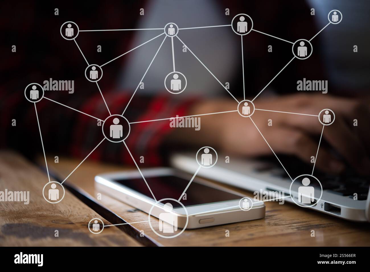 Mit Menschen auf dem Bildschirm auf das Symbol Medien Smartphone. Stockfoto