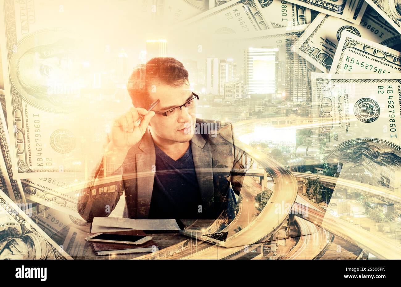 Geschäftsmann mit einem Pen denken an seinem Schreibtisch hinter seinem neuen Notebook auf weißem Hintergrund sitzen. Stockfoto