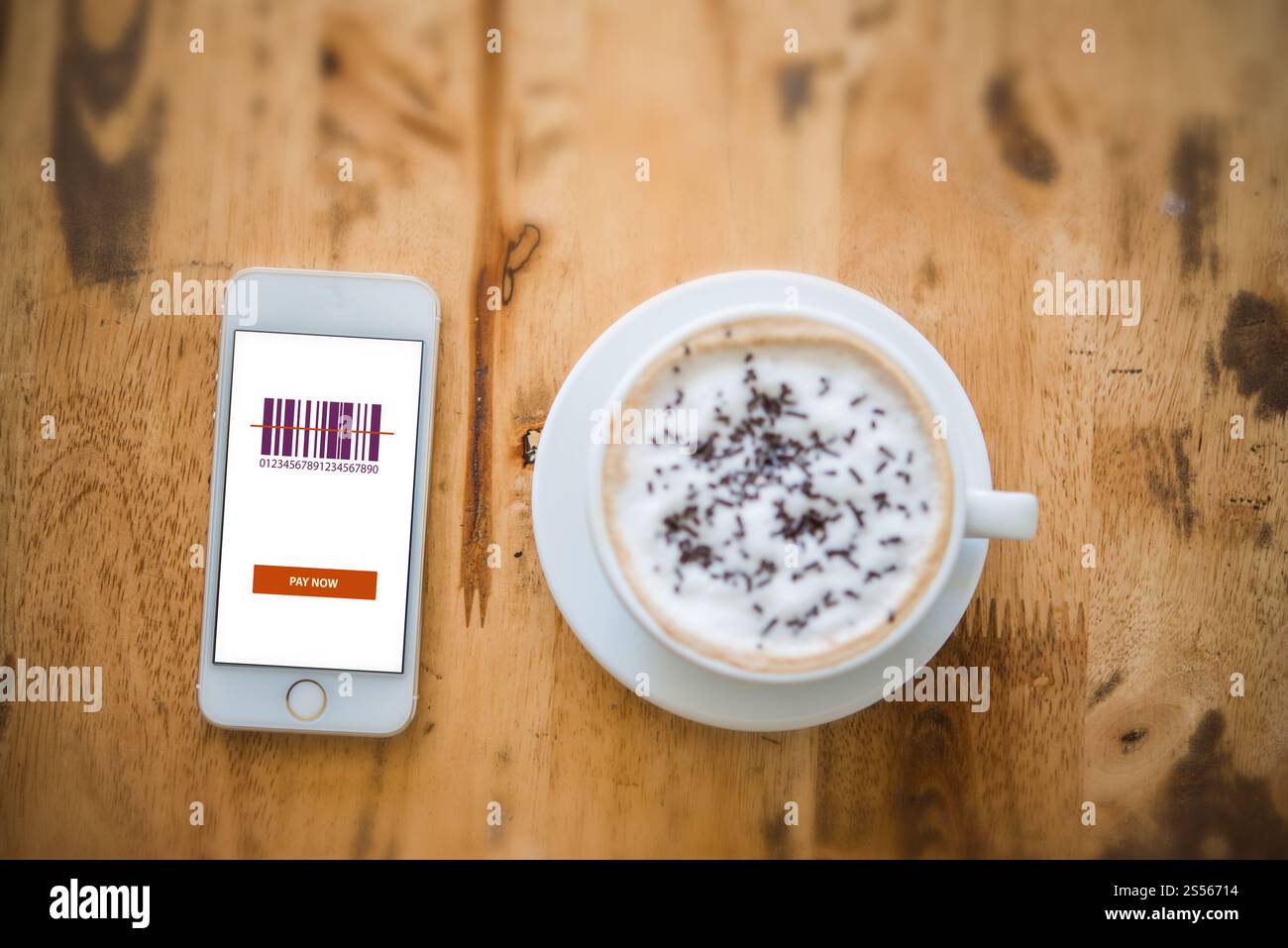 Mobiltelefon mit Order Tracking App auf dem Bildschirm. Erholsame Zeit im Cafe. Stockfoto