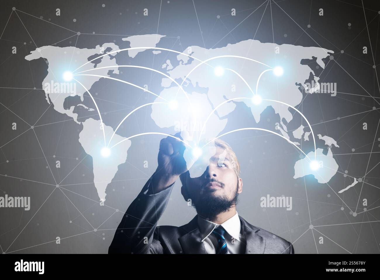 Geschäftsmann mit Netzwerk verbinden hi-tech auf dem Bildschirm. Geschäftsmann berühren Global Media Icons. Stockfoto