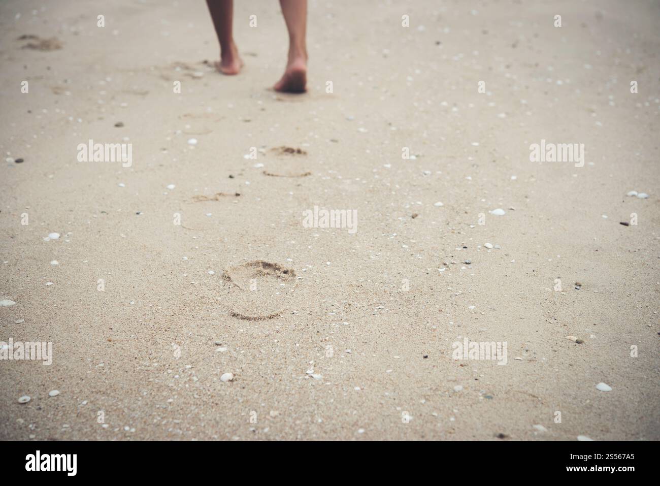 Junge Frau zu Fuß am Strand mit barfuß. Stockfoto