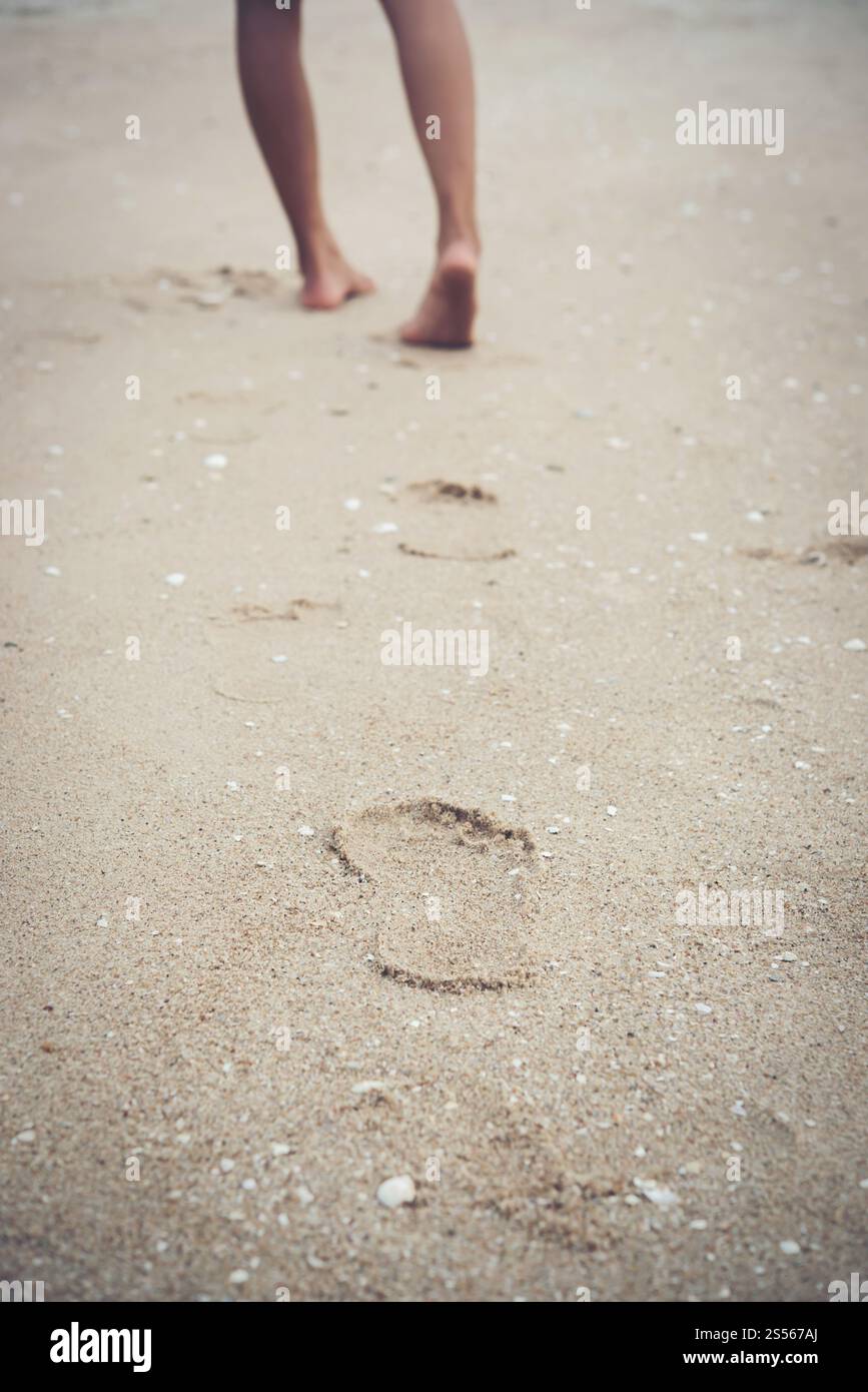 Junge Frau zu Fuß am Strand mit barfuß. Stockfoto