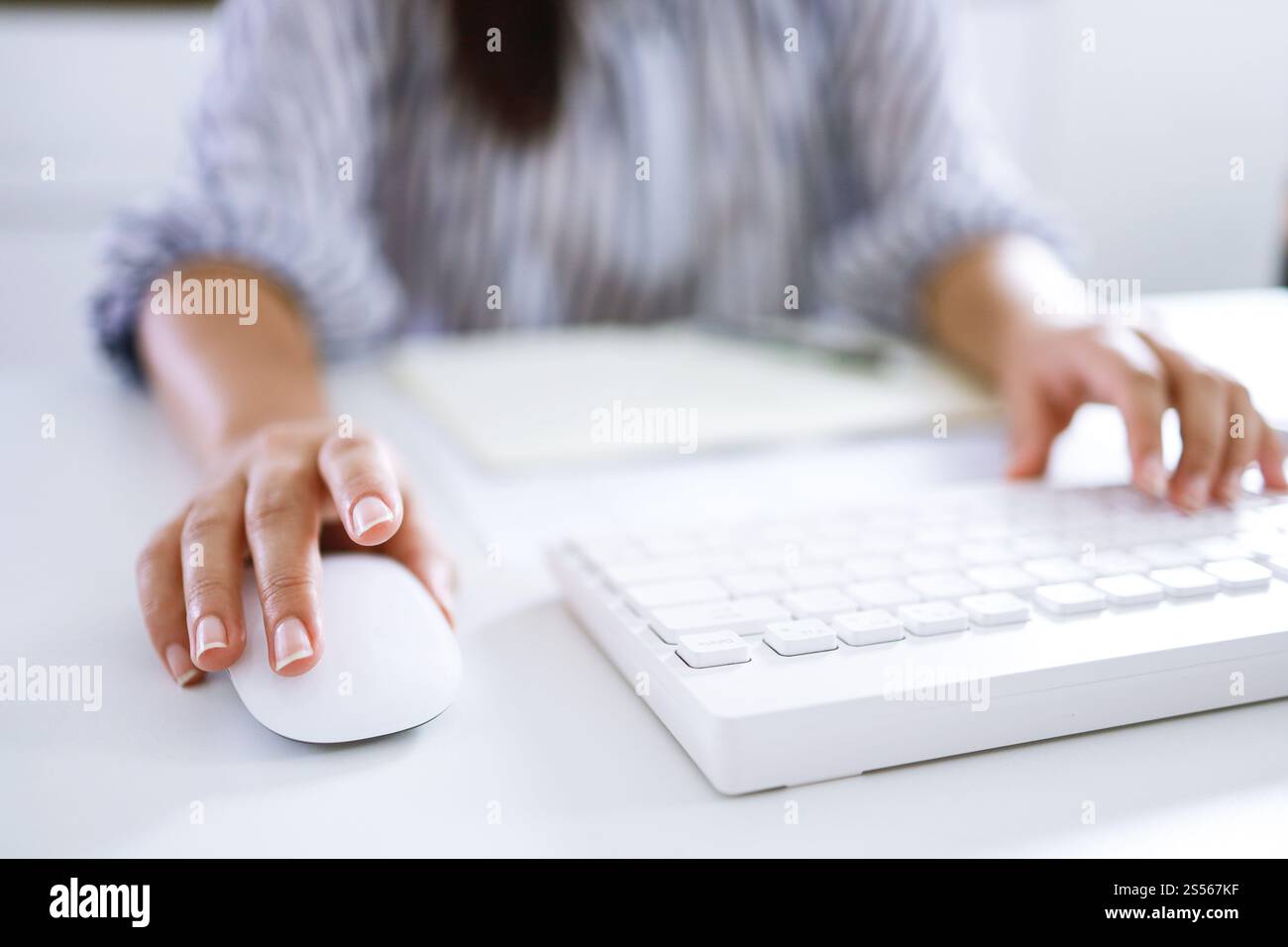 Hände, die auf der Tastatur tippen. Schreiben eines Blogs. Frau Hand an der Tastatur, die zu Hause arbeitet. Die Hand ist in der Schreibmaschine Stockfoto