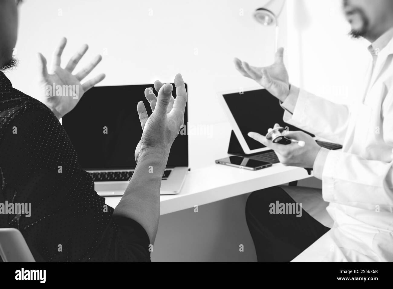 Arzt in weißer uniform Kleid Mantel Beratung Geschäftsmann Patienten mit Examen als Krankenhaus Professionalität Konzept, schwarz / weiß Stockfoto