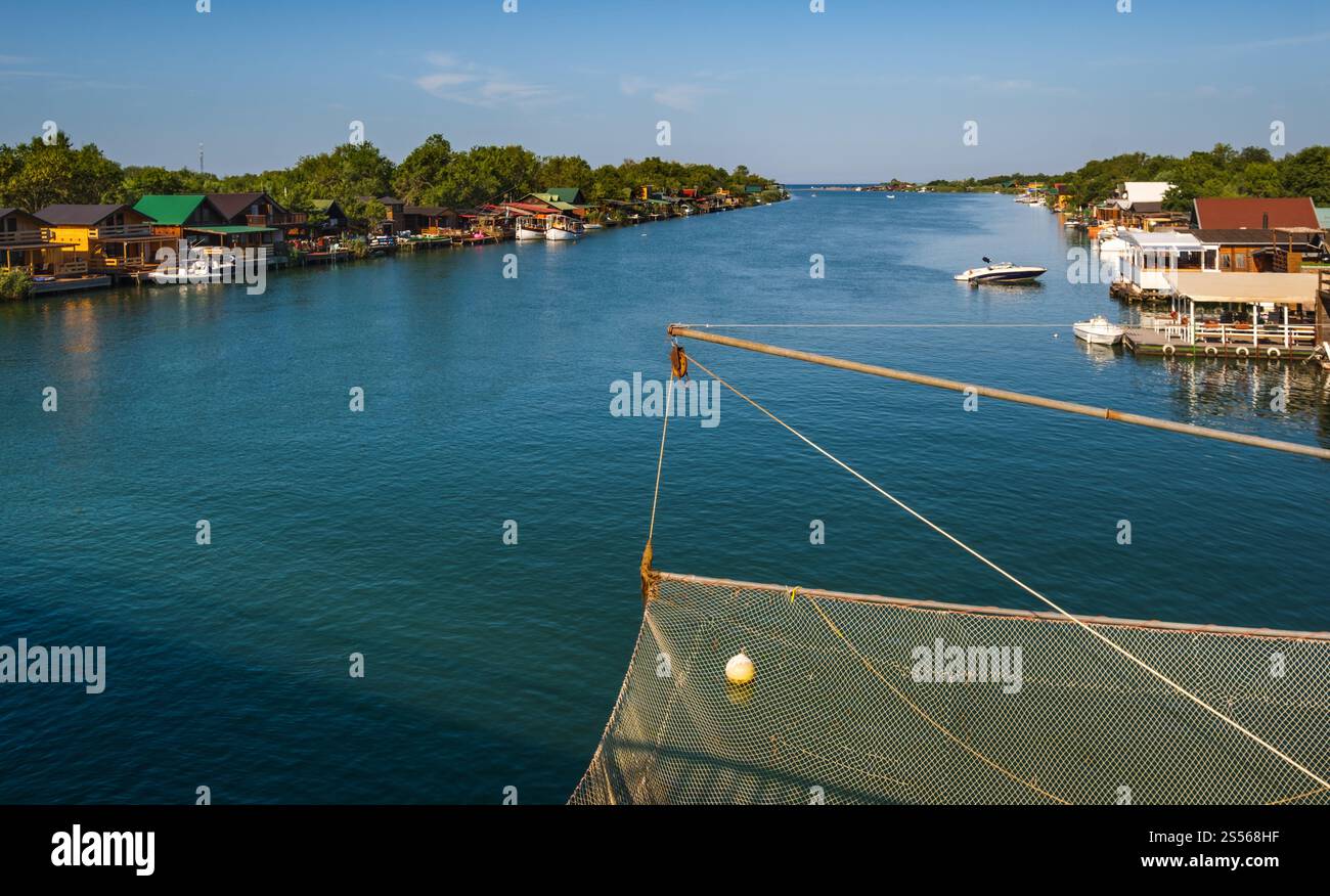 Flussdelta Bojana und Insel Ada in Ulcinj, Montenegro. - beliebtes Touristenziel mit langem Sandstrand und traditionellen Fischrestaurants. Stockfoto