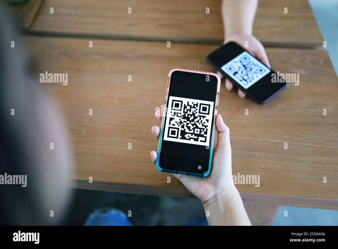 QR-Code-Zahlung. E-Wallet. Frau scannt QR-Code Online-Shopping bargeldloses Technologiekonzept Stockfoto