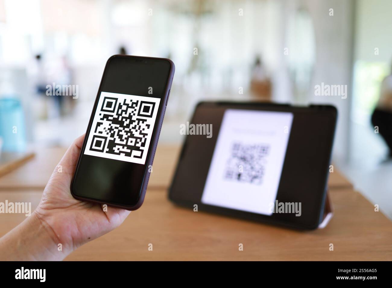 QR-Code-Zahlung. E-Wallet. Frau scannt QR-Code Online-Shopping bargeldloses Technologiekonzept Stockfoto
