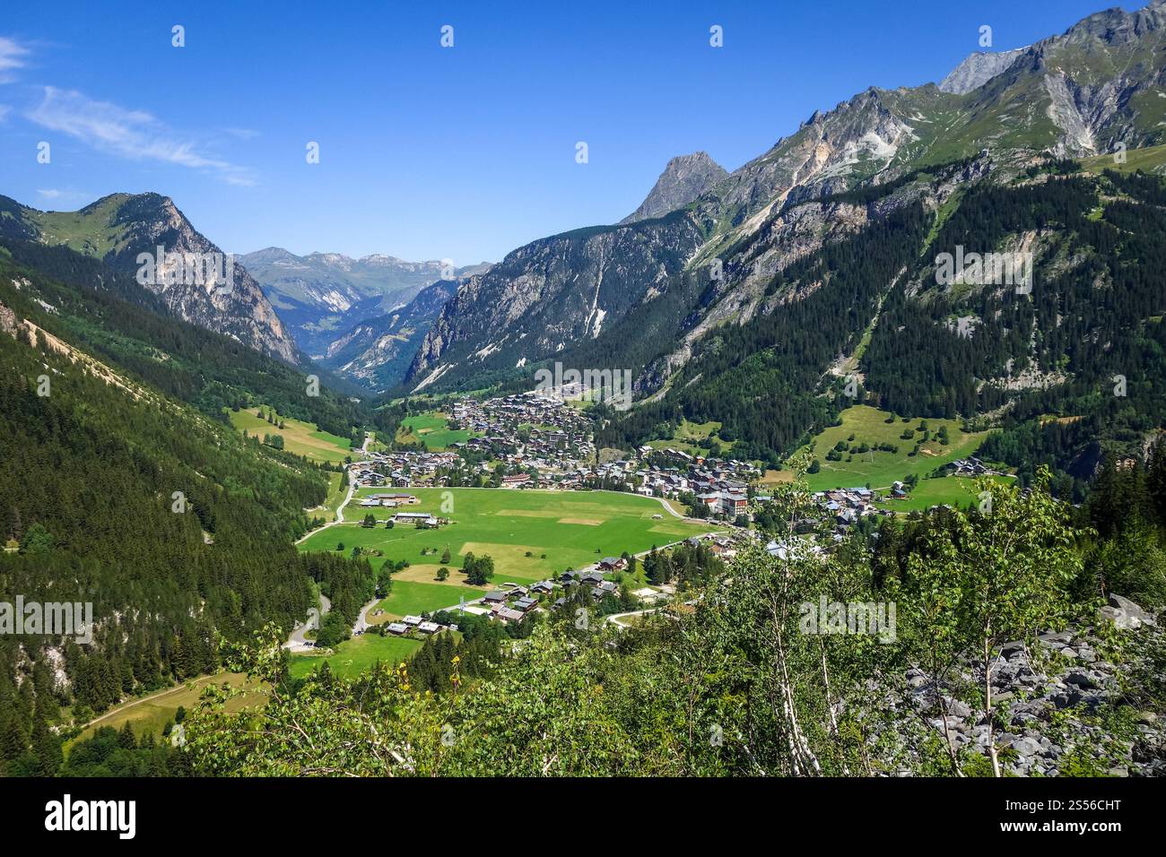 Stadt Pralognan la Vanoise und Berglandschaft. Französische alpen. Pralognan la Vanoise Stadt und Berglandschaft in den französischen alpen Stockfoto