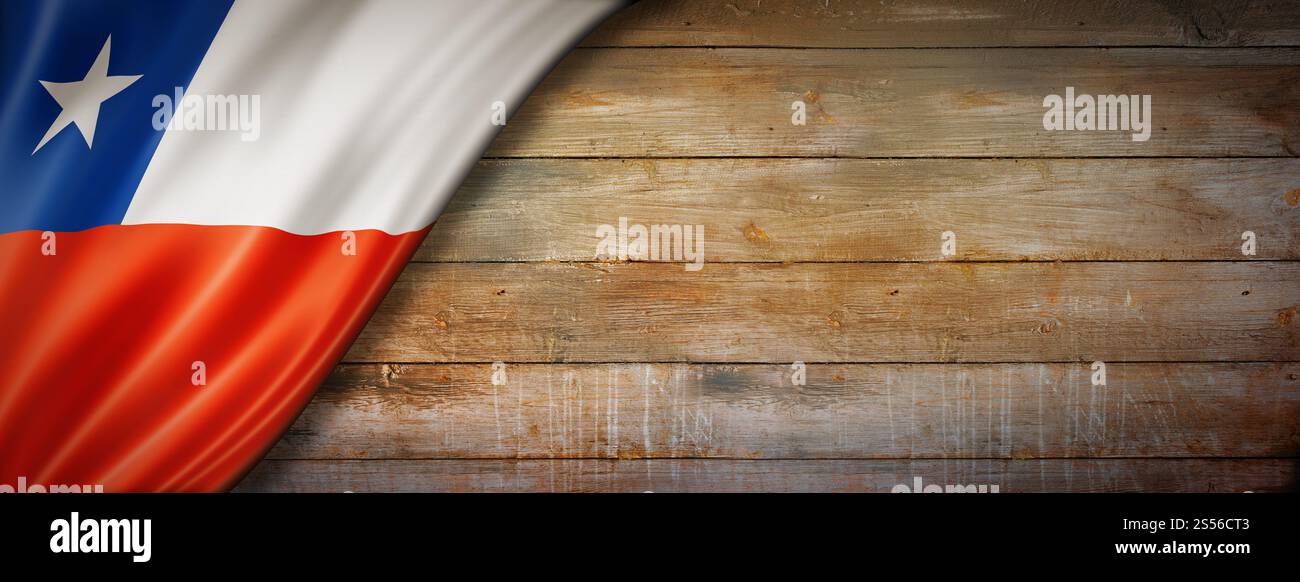 Chile-Flagge an der Wand aus Vintage-Holz. Horizontales Panorama-Banner. Chilenische Flagge auf Vintage-Holz-Wandbanner Stockfoto