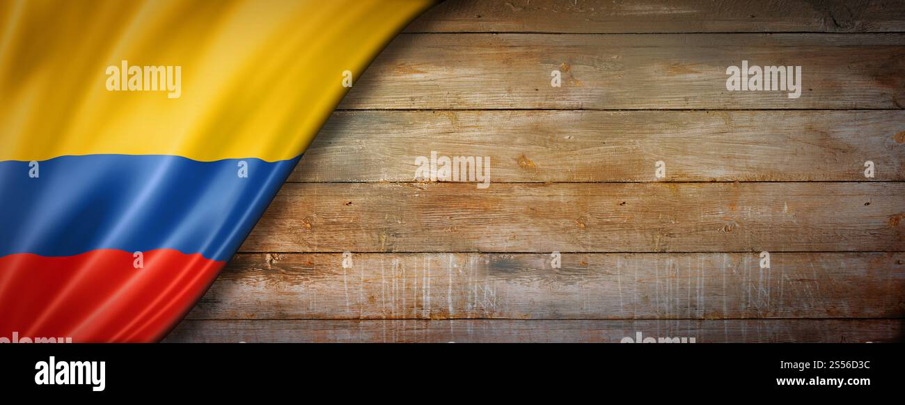 Kolumbien-Flagge auf Vintage-Holzwand. Horizontales Panorama-Banner. Kolumbianische Flagge auf Vintage-Holzbanner Stockfoto