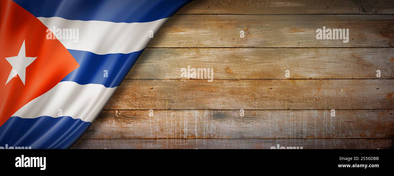 Kuba-Flagge an Vintage-Holzwand. Horizontales Panorama-Banner. Kubanische Flagge auf Vintage-Holz-Wandbanner Stockfoto