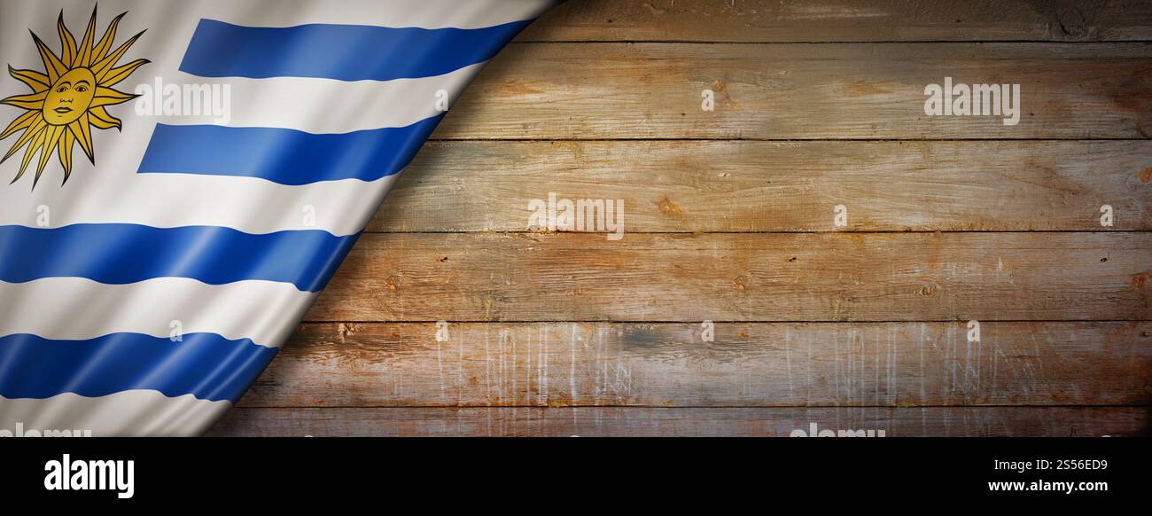Uruguay-Flagge auf Vintage-Holzwand. Horizontales Panorama-Banner. Uruguayische Flagge auf Vintage Holzbanner Stockfoto