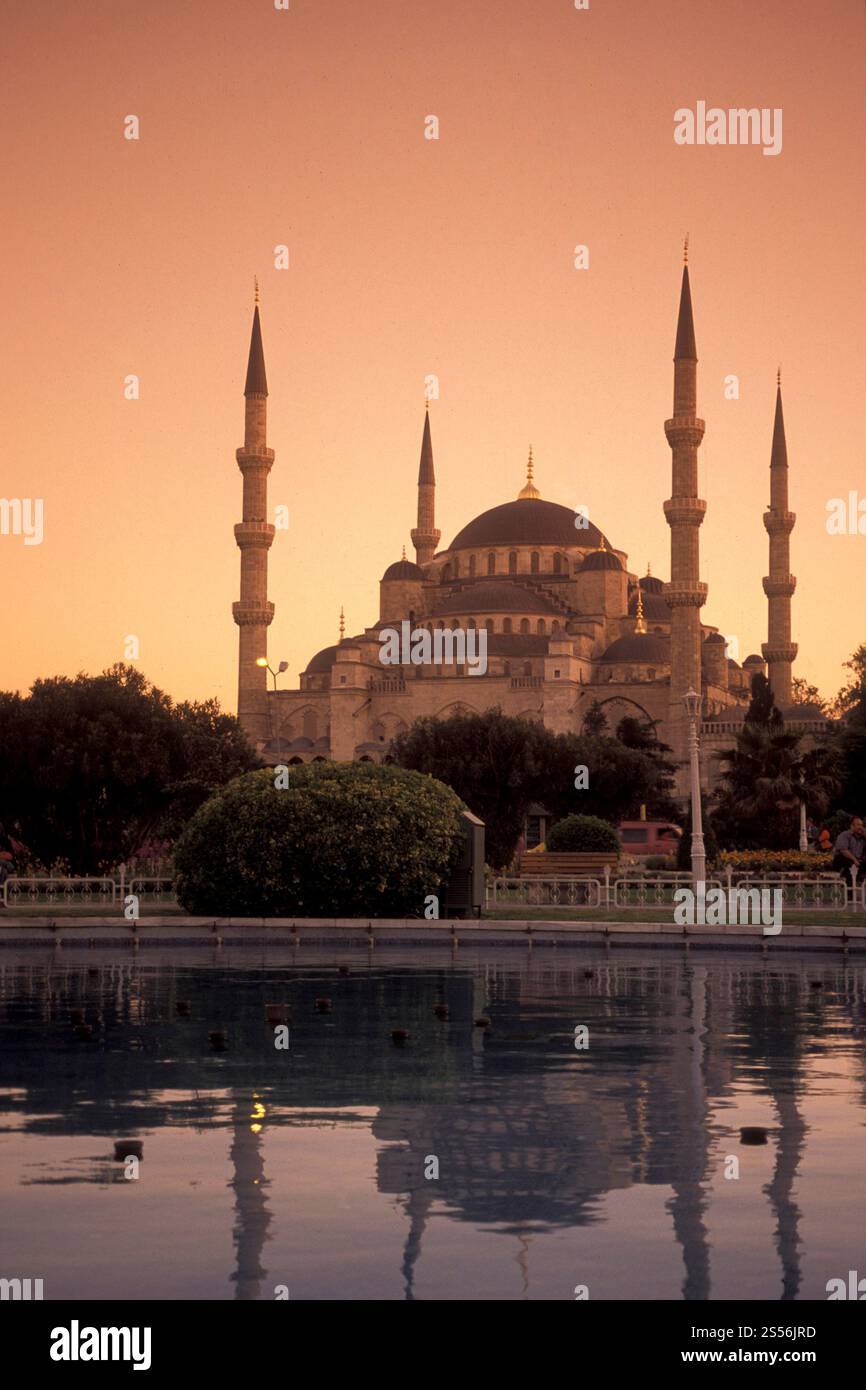 Die Sultan-Ahmed-Moschee oder Blaue Moschee in der Altstadt der Stadt Istanbul in der Türkei. Türkei, Istanbul, Mai 2002. TÜRKEI ISTANBUL BLAUE MOSCHEE Stockfoto