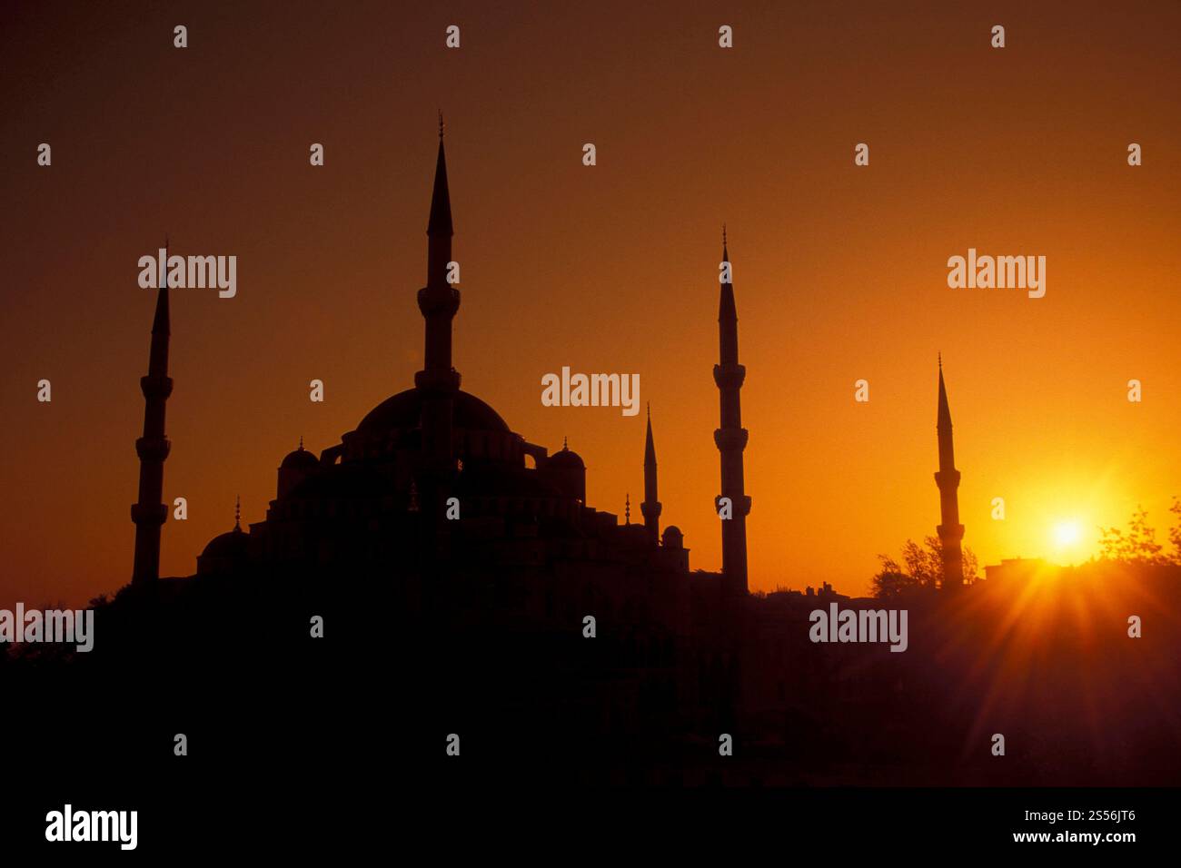 Die Sultan-Ahmed-Moschee oder Blaue Moschee in der Altstadt der Stadt Istanbul in der Türkei. Türkei, Istanbul, Mai 2002. TÜRKEI ISTANBUL BLAUE MOSCHEE Stockfoto