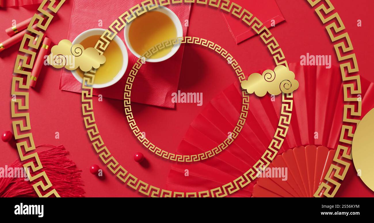 Bild von chinesischen traditionellen Dekorationen auf rotem Hintergrund Stockfoto