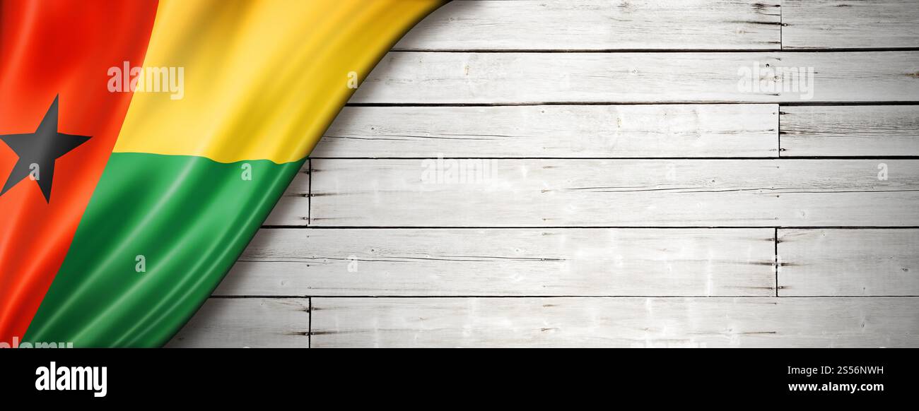 Guinea-Bissau-Flagge an der alten weißen Wand. Horizontales Panorama-Banner. Guinea-Bissau-Flagge auf altem weißen Wandbanner Stockfoto