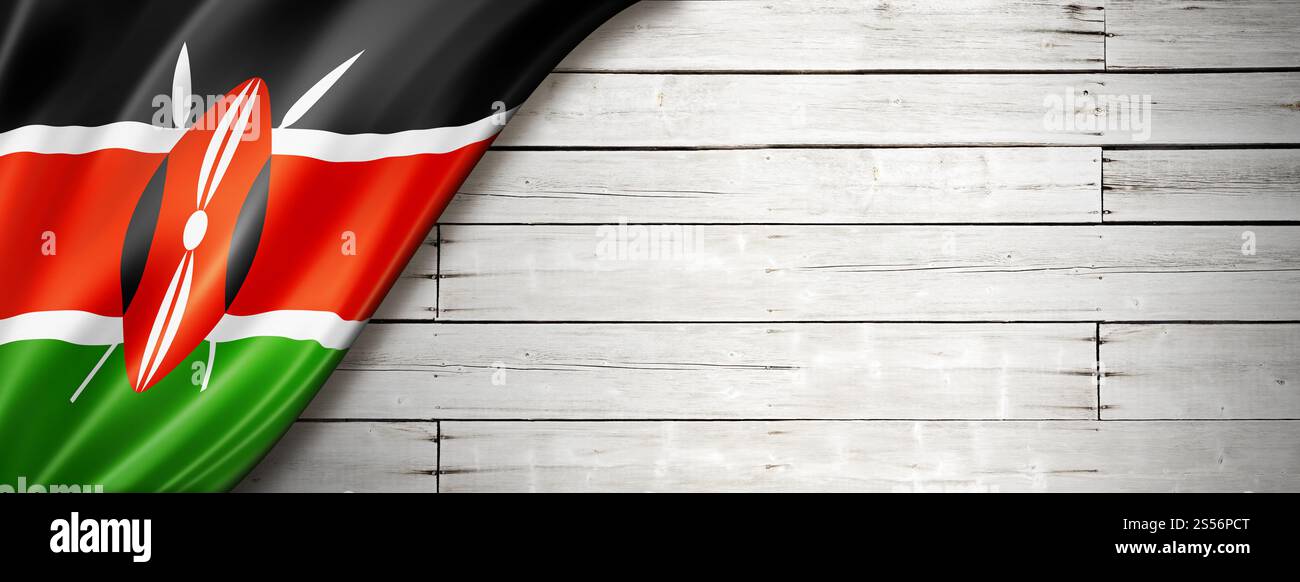 Kenianische Flagge an der alten weißen Wand. Horizontales Panorama-Banner. Kenianische Flagge auf altem weißen Wandbanner Stockfoto