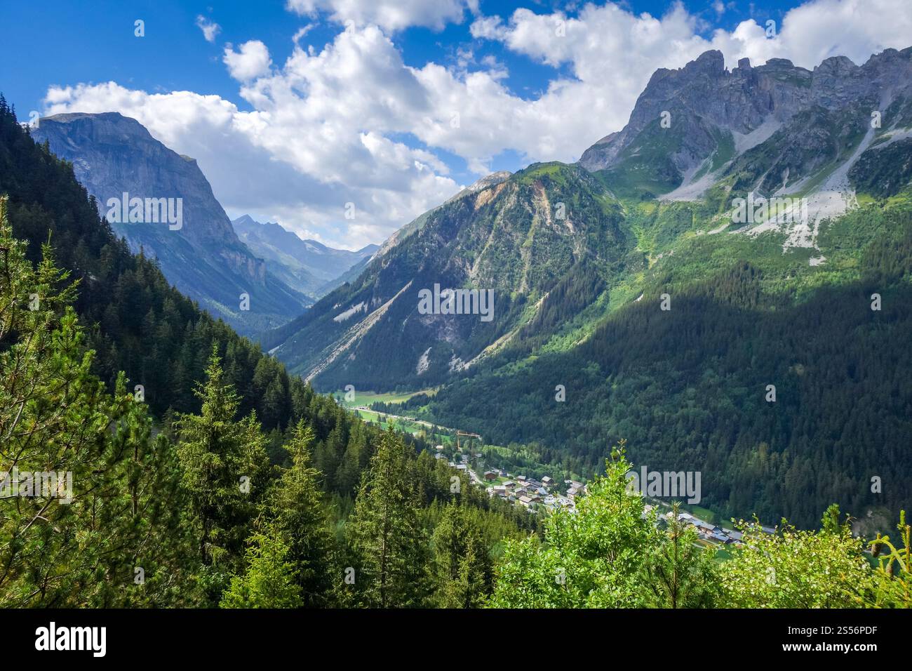 Stadt Pralognan la Vanoise und Berglandschaft. Französische alpen. Pralognan la Vanoise Stadt und Berglandschaft in den französischen alpen Stockfoto