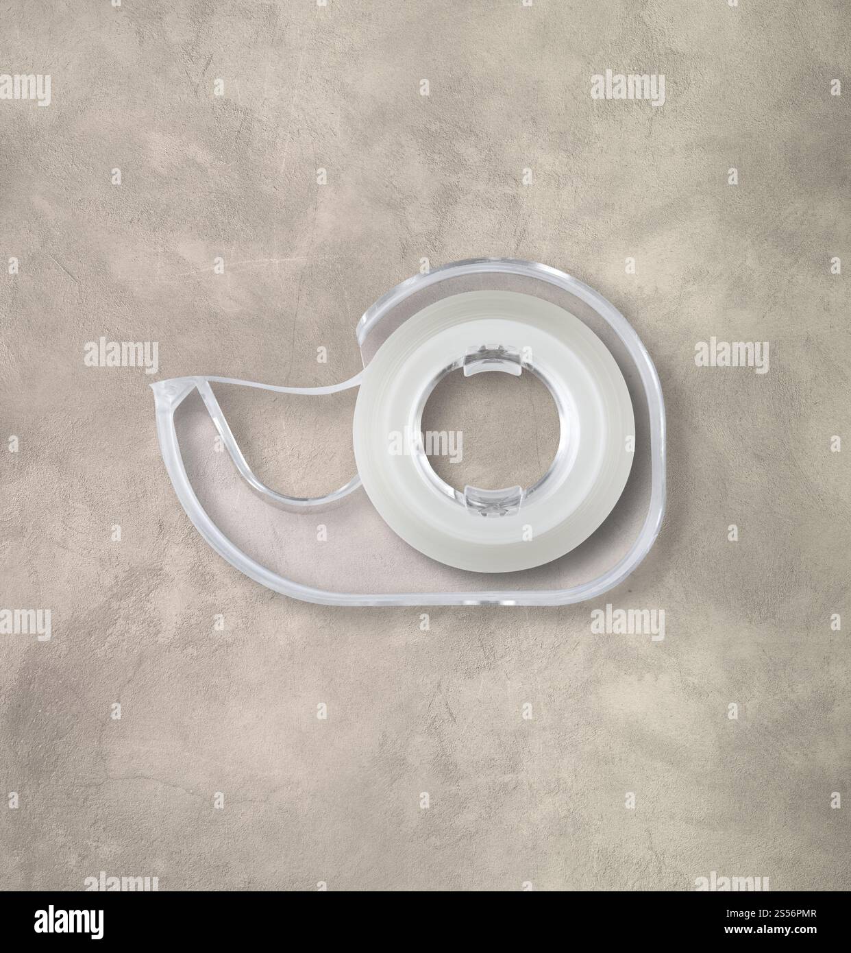 Transparenter Abroller mit Scotch-Klebeband, isoliert auf Betonhintergrund. Scotch Tape Spender isoliert auf Betonhintergrund Stockfoto
