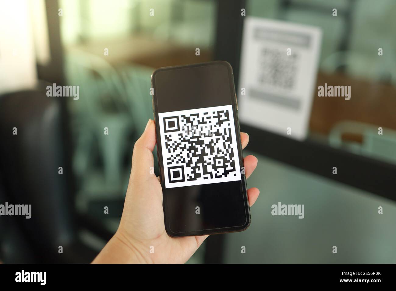QR-Code-Zahlung. E-Wallet. Man Scanning Tag akzeptiert generiert digitale Bezahlung ohne Geld.Scannen QR Code Online Shopping Cashless Technologie Konzept Stockfoto