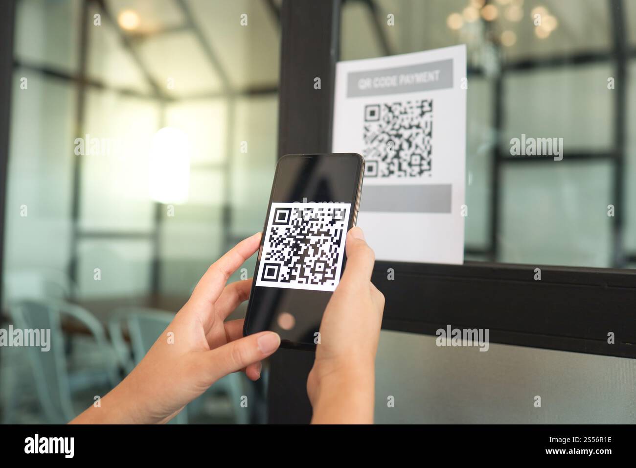 QR-Code-Zahlung. E-Wallet. Man Scanning Tag akzeptiert generiert digitale Bezahlung ohne Geld.Scannen QR Code Online Shopping Cashless Technologie Konzept Stockfoto