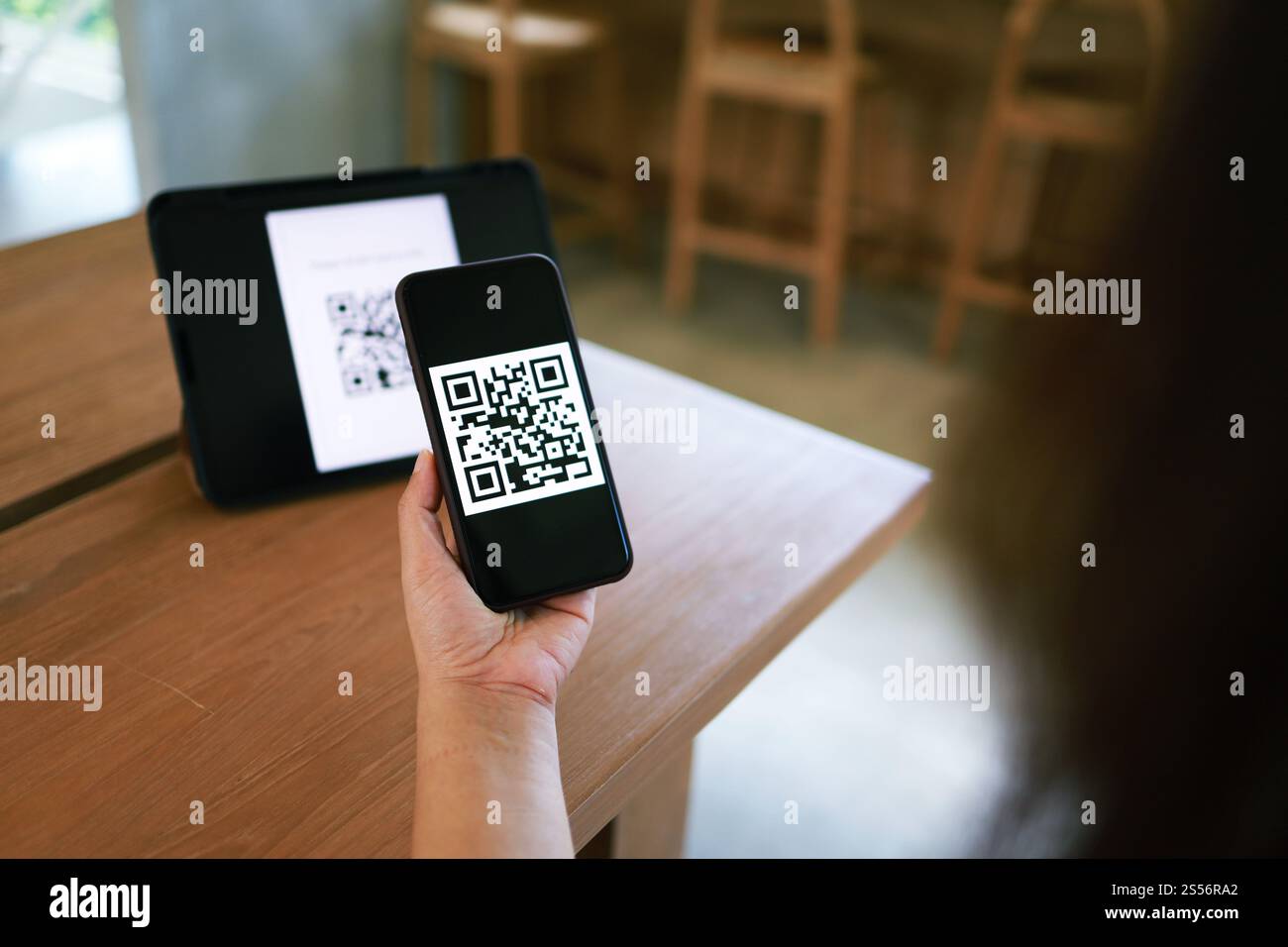 QR-Code-Zahlung. E-Wallet. Frau scannt QR-Code Online-Shopping bargeldloses Technologiekonzept Stockfoto