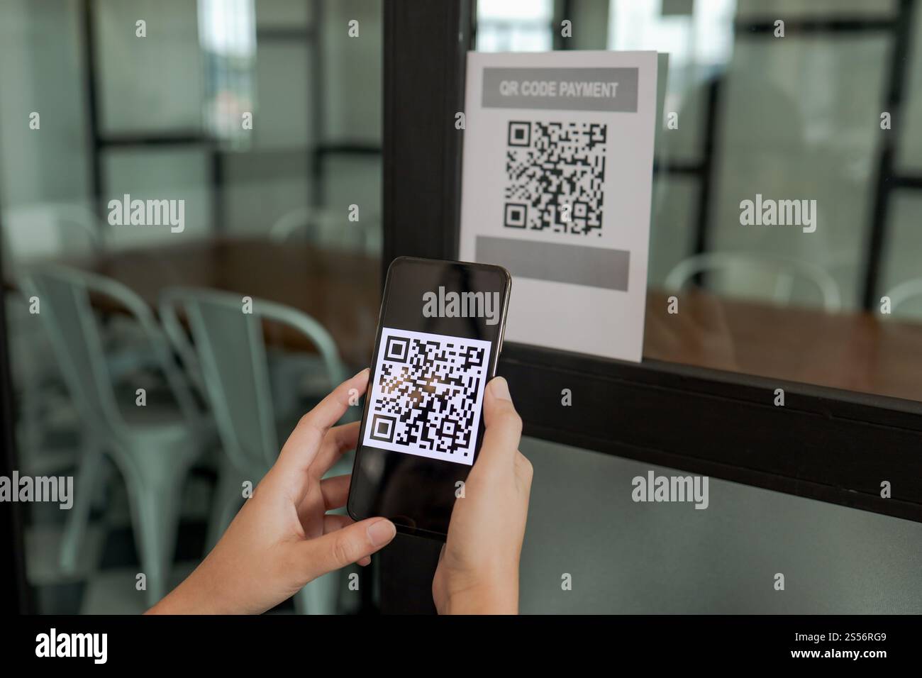 QR-Code-Zahlung. E-Wallet. Man Scanning Tag akzeptiert generiert digitale Bezahlung ohne Geld.Scannen QR Code Online Shopping Cashless Technologie Konzept Stockfoto