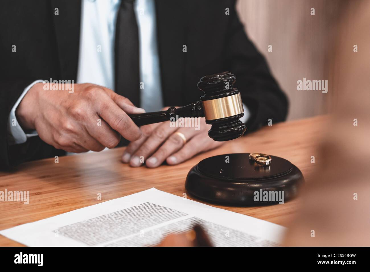 Richter gavel Entscheidung über Ehe Scheidung Unterzeichnung Papiere. Anwalt Konzept Stockfoto