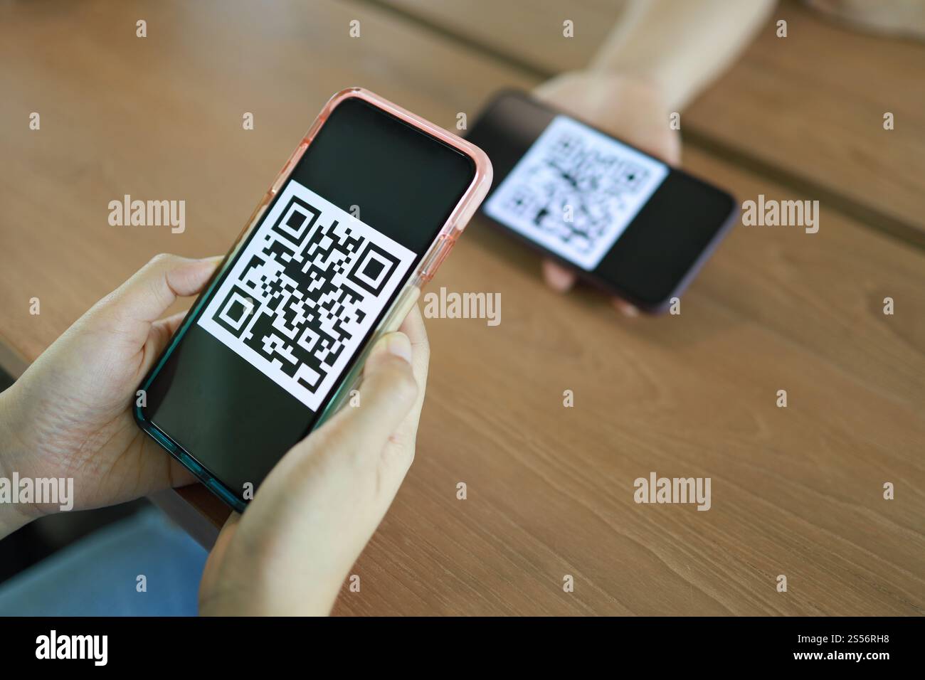 QR-Code-Zahlung. E-Wallet. Frau scannt QR-Code Online-Shopping bargeldloses Technologiekonzept Stockfoto