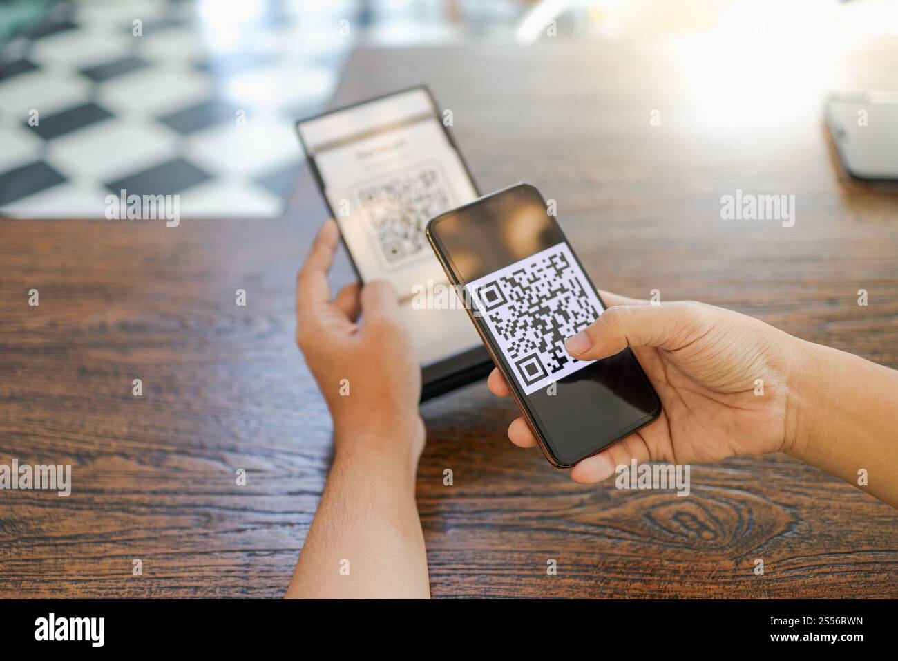 QR-Code-Zahlung. E-Wallet. Man Scanning Tag akzeptiert generiert digitale Bezahlung ohne Geld.Scannen QR Code Online Shopping Cashless Technologie Konzept Stockfoto
