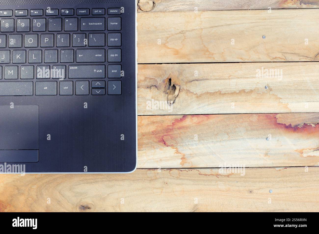 Schreibtisch mit Laptop-Draufsicht Stockfoto