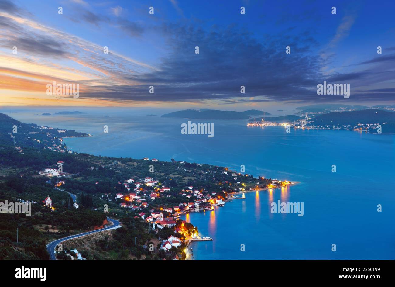 Nacht Sommer kroatischen Peljesac Halbinsel (Viganj, Kroatien) Küste und Korcula Dorf und Insel in weit. Stockfoto