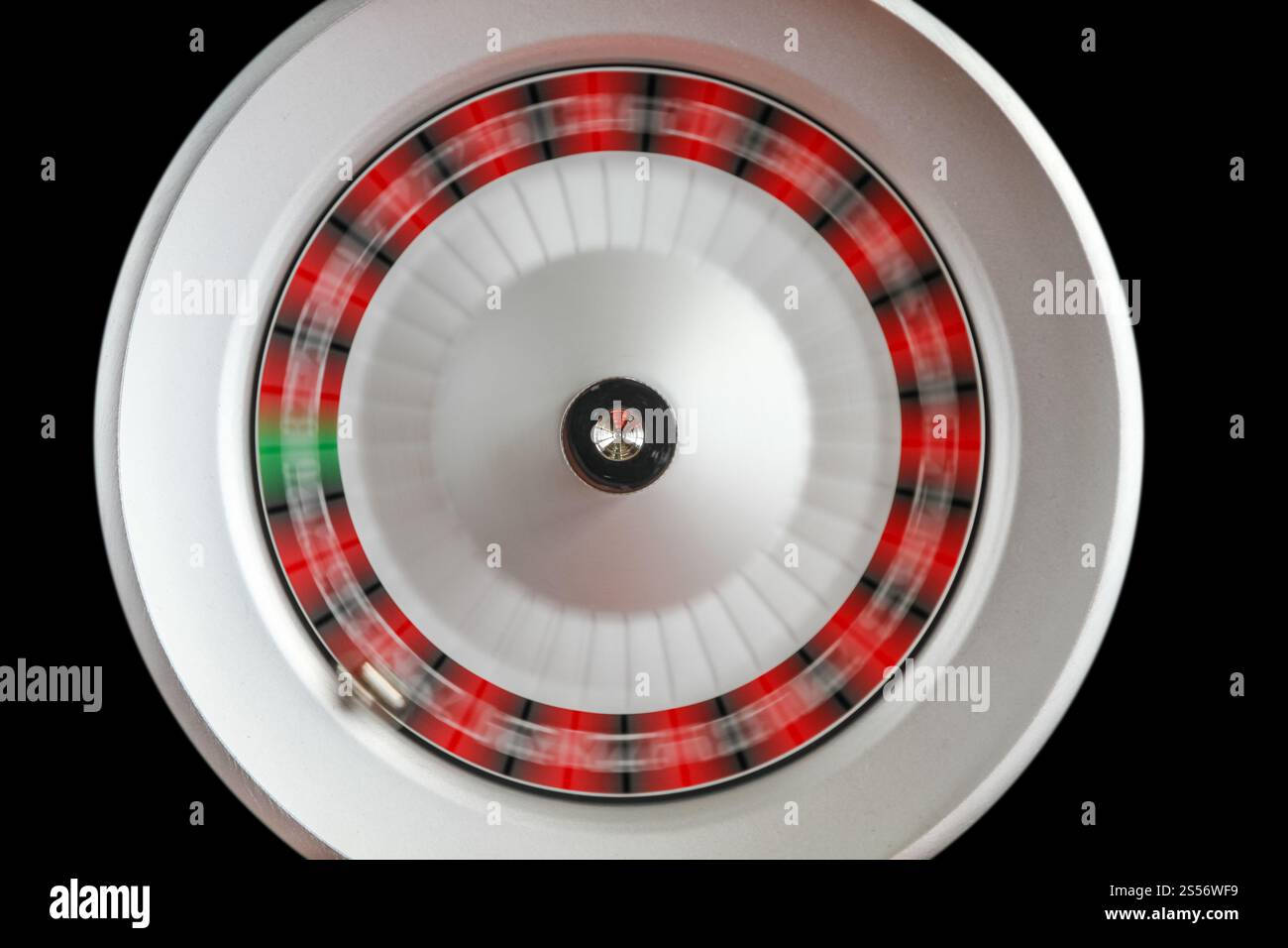 Casino Roulette Rad auf schwarzem Hintergrund isoliert Stockfoto