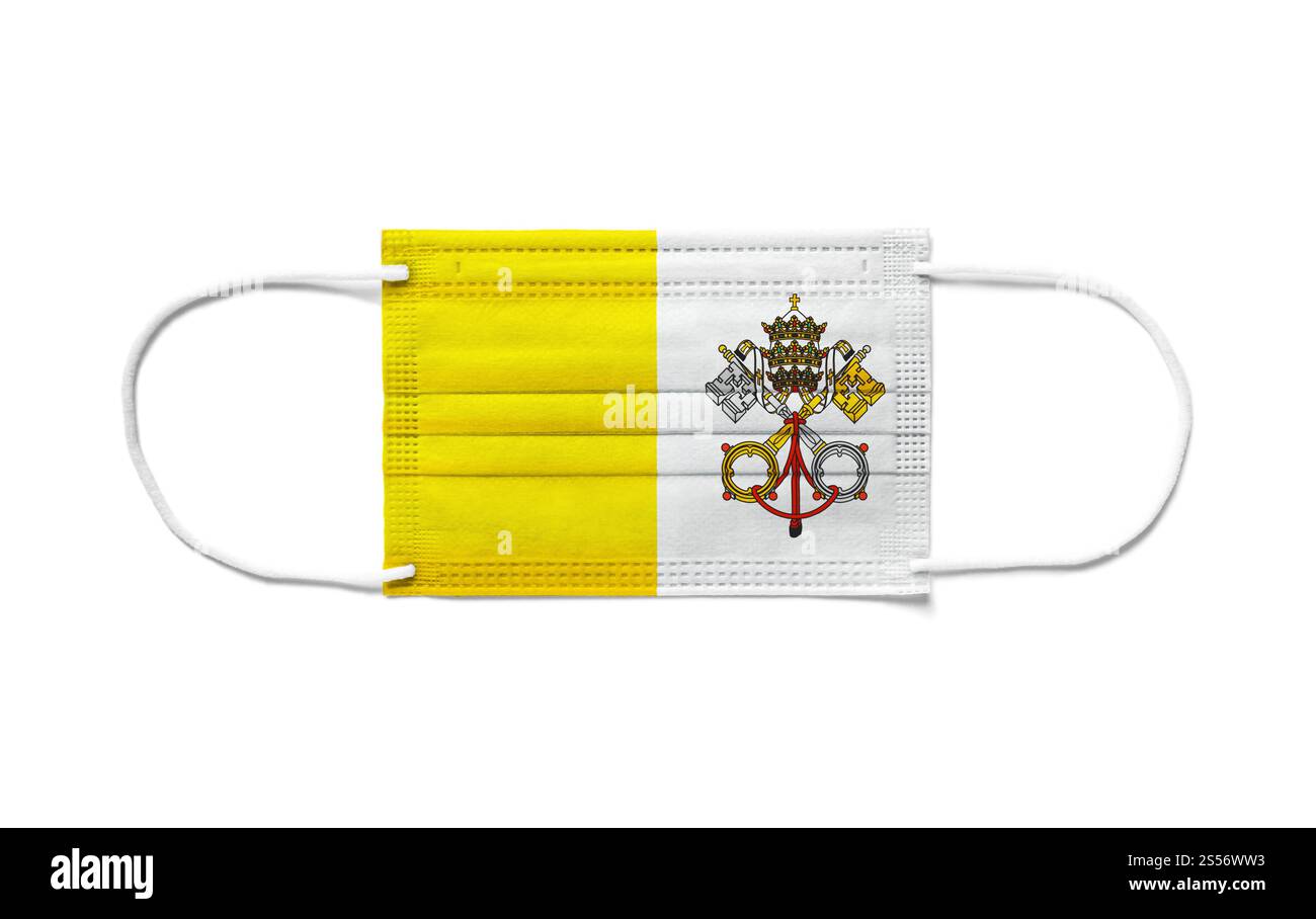 Flagge der Vatikanstadt auf einer Einweg-OP-Maske. Weißer Hintergrund isoliert. Flagge der Vatikanstadt auf einer Einweg-OP-Maske. Weißer Hintergrund Stockfoto