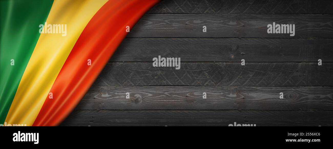 Mali-Flagge an schwarzer Holzwand. Horizontales Panorama-Banner. Mali-Flagge auf schwarzem Holzbanner Stockfoto