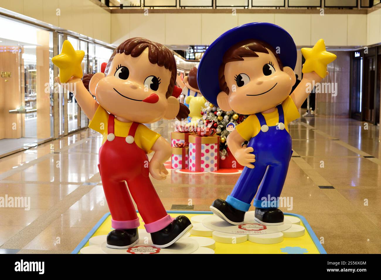 Peko und Poko Chan, Maskottchen von Fujiya Süßwaren, um Weihnachten zu feiern Stockfoto