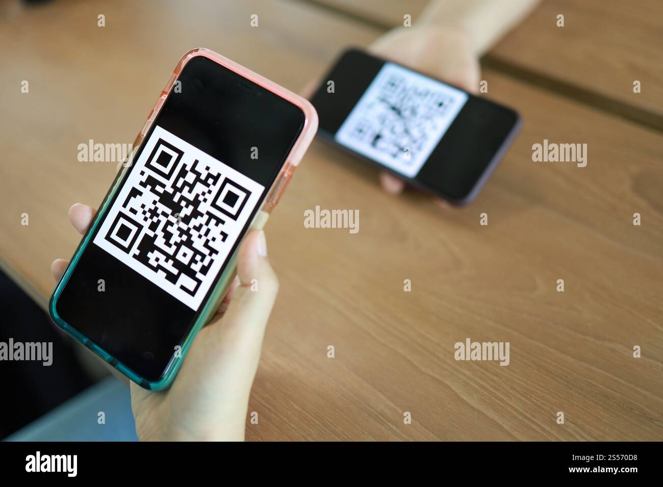 QR-Code-Zahlung. E-Wallet. Frau scannt QR-Code Online-Shopping bargeldloses Technologiekonzept Stockfoto