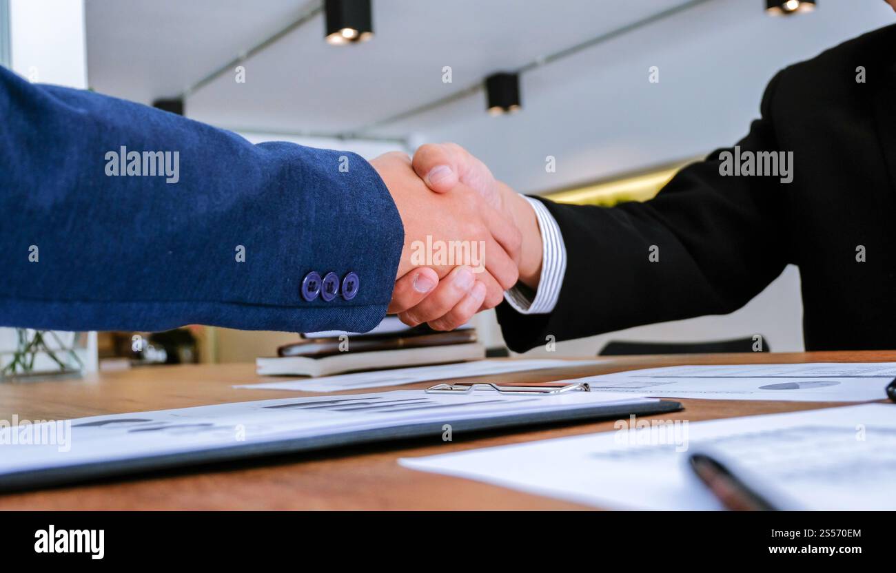 Geschäftsmann schüttelt die Hand und macht erfolgreich einen Deal. mans Handshake. Geschäftspartnerschaftstreffen Stockfoto